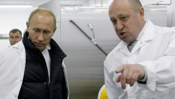 Yevgeny Prigozhin (R) and Vladimir Putin