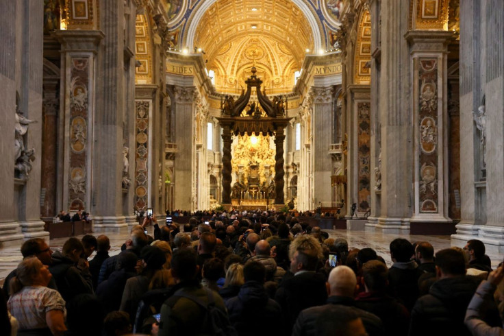 faithful-pay-respects-to-former-pope-benedict-in