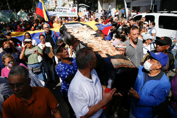 Venezuelan teachers and health workers protest for better salaries