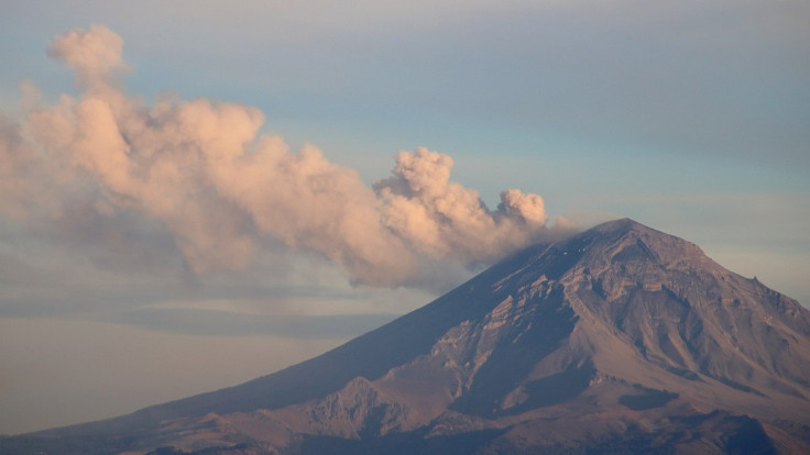 Volcan Popocatepetl con fumarola