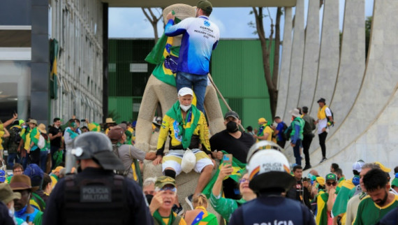 Jair Bolsonaro invade Planalto Presidential Palace 
