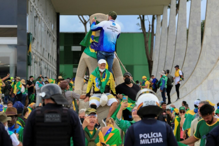 Jair Bolsonaro invade Planalto Presidential Palace 