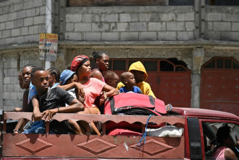 Resident evacuate the Carrefour Feuilles commune