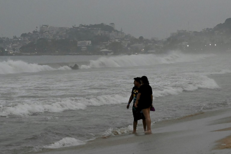 Hurricane Otis Leaves Mexico's Acapulco Residents Without Electricity ...