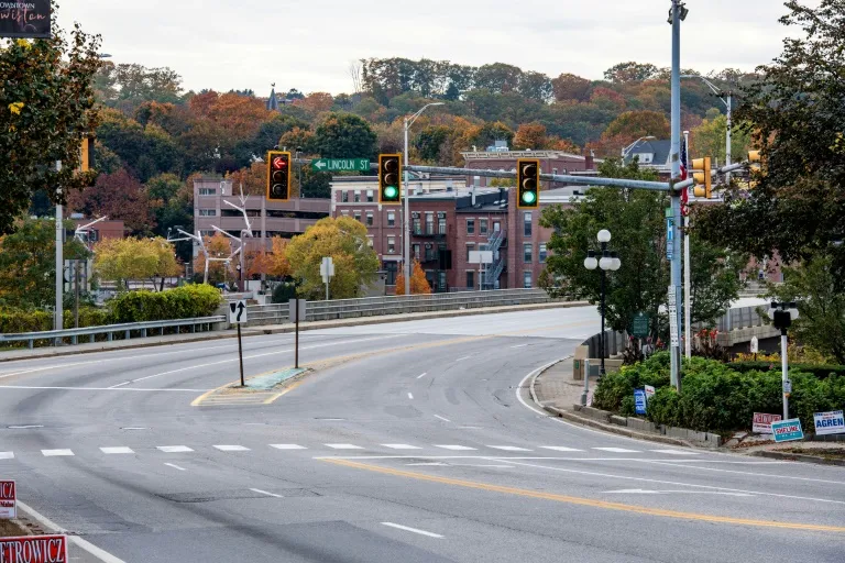 Maine City Deserted As Residents Hole Up During Hunt For Killer - Vimarsana News