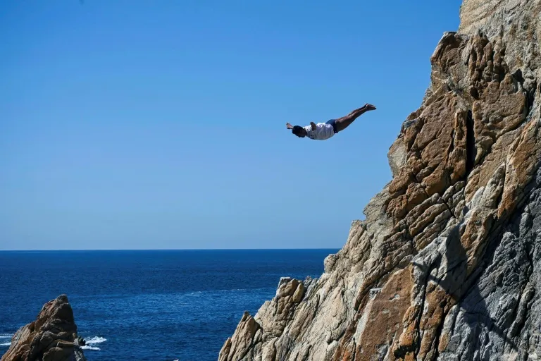 Acapulco's Cliff Divers Are Back After Deadly Hurricane Otis - Vimarsana News