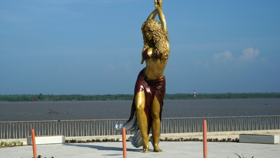 Shakira_statue