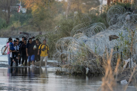 Migrants along the Rio Grande