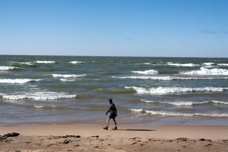 Record-Breaking Winter Heat in U.S.: Latinos Bear Disproportionate Impact from Climatic Events - Vimarsana News
