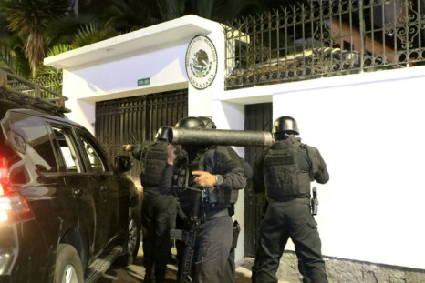Ecuadorian police special forces attempt to break into the Mexican embassy in Quito to arrest former vice president Jorge Glas