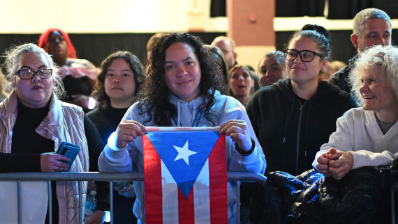 Harris supporter holds up Puerto Rican flag in Wisconsin