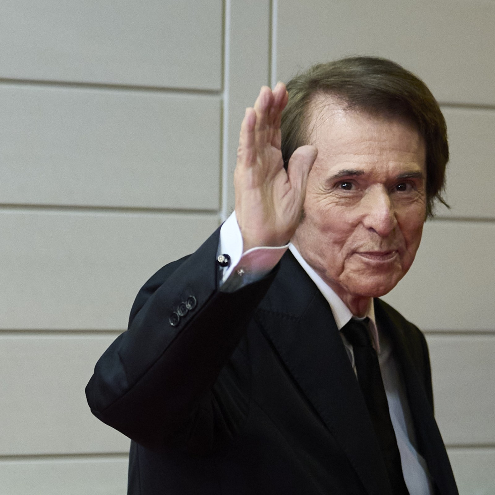 Spanish Singer Raphael Walks Out of Hospital with a Smile Following Brain Cancer Diagnosis