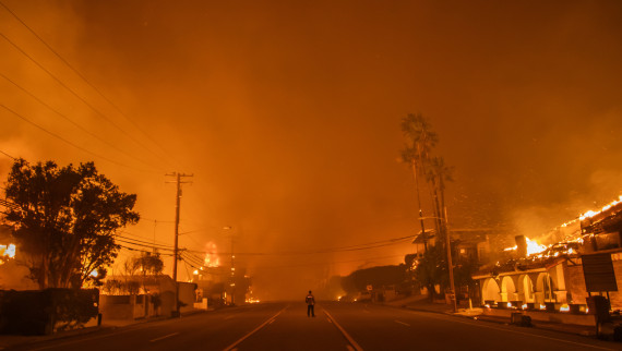 Palisades Fire burning homes