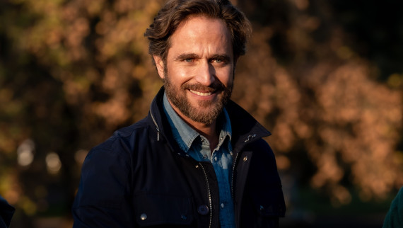 Michel Brown stars in Vix's El Hilo Rojo