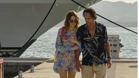 Walton Goggins y Aimee Lou Wood pelea the white lotus