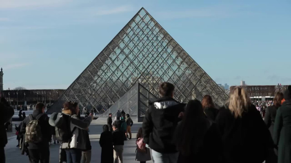 Chaos at the Louvre Thousands Delayed by Sudden Closure
