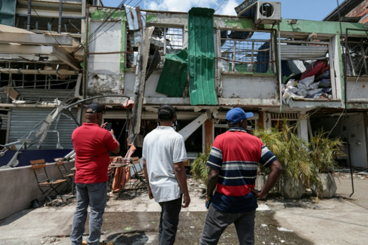 People Cali, Colômbia No dia anterior Uma explosão de bomba está olhando para um prédio danificado no local