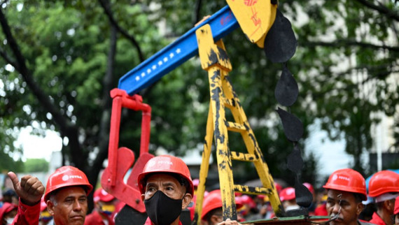 Model of an oil well during a Pro-Maduro demonstration