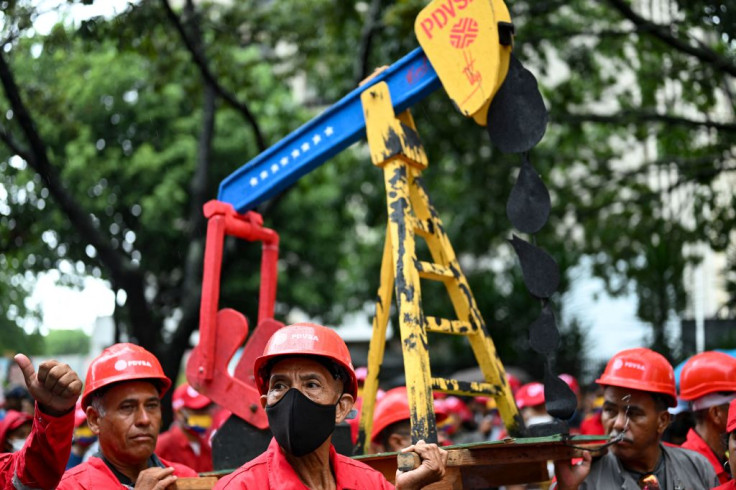 Model of an oil well during a Pro-Maduro demonstration
