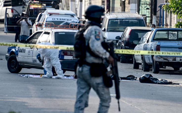 Mexican National Guard as forensics work in crime scene