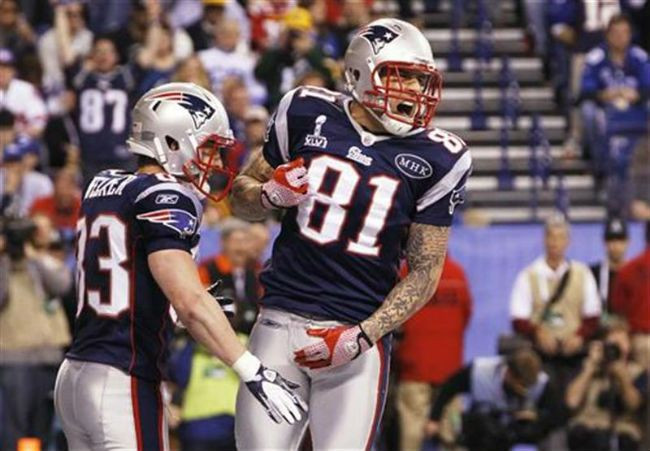 Tight end Hernandez signs five-year extension with Pats