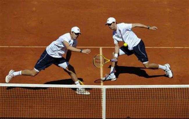 Bryan twins keep U.S. hopes alive against Spain