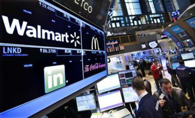 Wal-Mart moves up dividend to avoid "fiscal cliff"