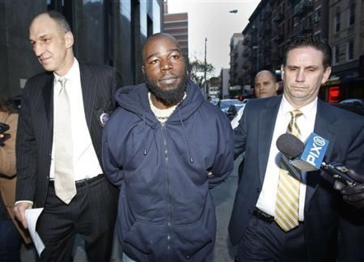 Naeem Davis (C), the suspect in the New York Subway pushing case, arrives at Manhattan Criminal Court in New York, December 5, 2012. 
