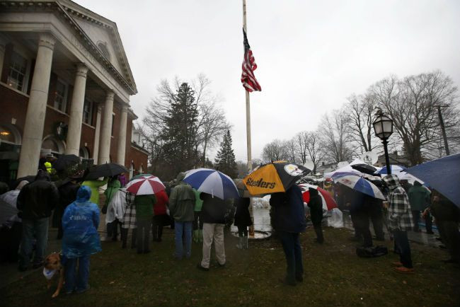 Con 26 campanadas y un minuto de silencio honran a las víctimas de la masacre en Newtown