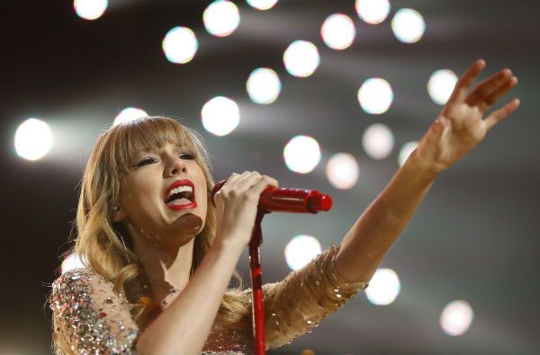 Taylor Swift encabeza la lista de los famosos más caritativos del 2012